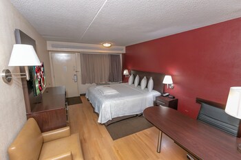 Premium Room, 1 King Bed, Accessible (Upgraded Bedding & Snack, Smoke Free)