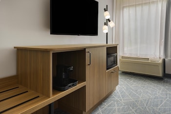 Room, 1 King Bed, Accessible (Roll-In Shower, Mobility & Hearing)