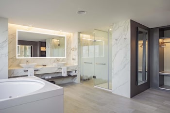Ambassador Royal Junior Suite