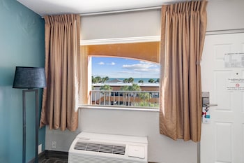 Room, 1 King Bed, Accessible (Partial Ocean View)