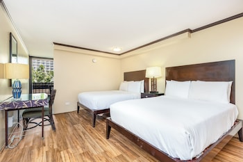 Studio Pool/City View Deluxe Full Kitchen