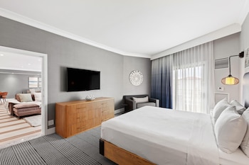 Suite, 1 King Bed, Balcony, Partial Ocean View (Driftwood, Huntington Tower)