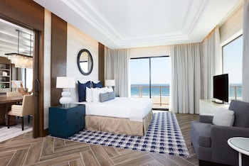 Suite, 1 King Bed, Accessible, Balcony (Mobility/Hearing, Roll In Shower)