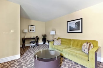 Suite, 2 Bedrooms, Poolside (Two Queen Beds)