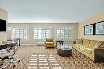 Suite, 1 Bedroom, Poolside (2 Queens)