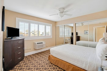 Studio Suite, 1 Queen Bed, Poolside (ADA)