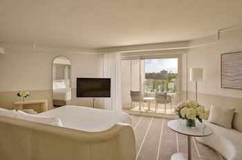 Junior Suite, 1 King Bed, Club Lounge Access, Pool View