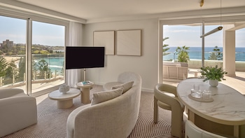 Signature Suite, Club Lounge Access