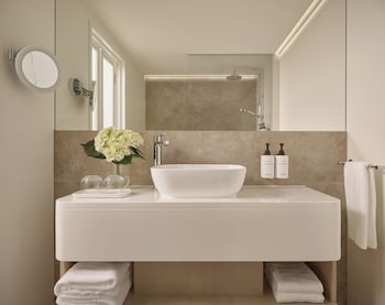 Junior Suite, 1 King Bed, Club Lounge Access, Oceanfront