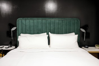 Suite, 1 King Bed (Bath/Shower Combo)