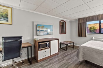 Room, 1 Queen Bed, Non Smoking (Upgrade)