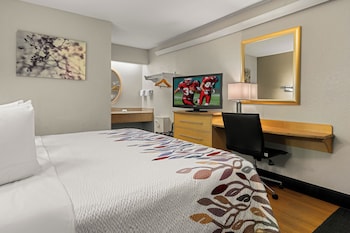 Standard Room, 1 King Bed (Smoke Free)