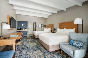 Room, 2 Queen Beds, Balcony (Courtyard View)