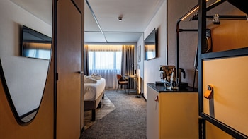 Executive Room, 1 Queen Bed with Sofa bed (Executive)