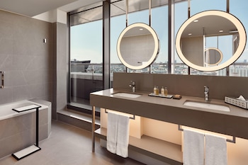 Grand Suite, 1 King Bed, Balcony, Park View (Grand View Penthouse)