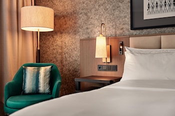 Family Room, 1 King Bed, Bathtub (Extra Bed)
