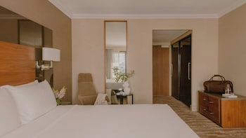 Classic Room, 1 King Bed, Club Lounge Access (High Floor)