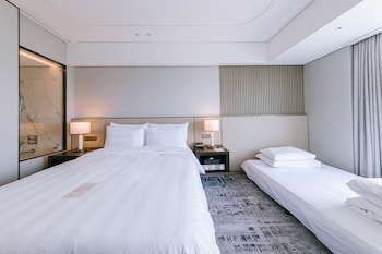 DELUXE DOUBLE WITH SOFA BED, LAKE VIEW