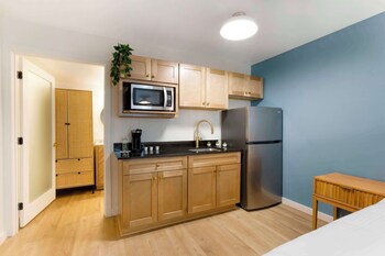 Standard Room, 2 Queen Beds, Kitchenette, Poolside