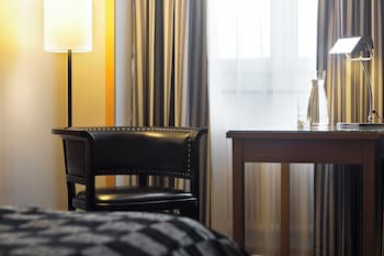 Standard Room, 1 Queen Bed (Rearside)