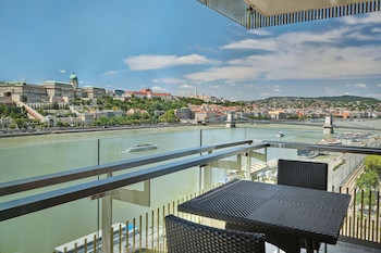 Executive Studio Suite, 1 King Bed, River View