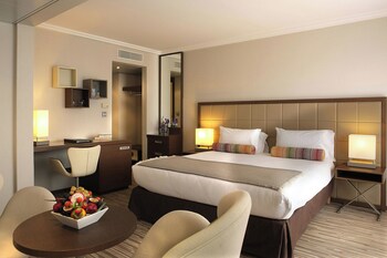 Suite, 1 Queen Bed with Sofa bed, Balcony, Partial Sea View (Balcony)