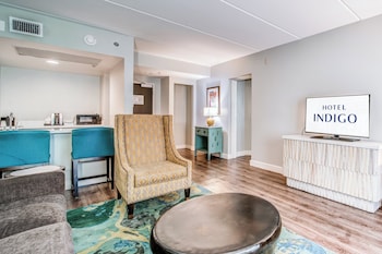Suite, 1 King Bed, Roll-in Shower (Mobility Accessible)
