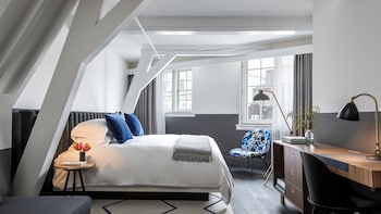 Suite, 1 King Bed with Sofa bed