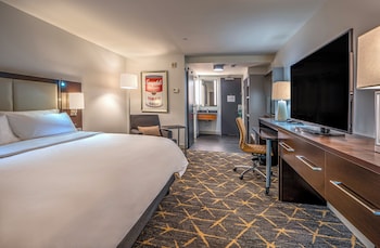 Premium Room, 1 King Bed, Accessible (Communications)