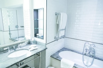 Junior Suite, 1 King Bed, Bathtub (Lounge Access)