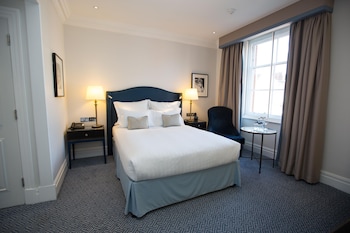 Deluxe Room, 1 Queen Bed, Bathtub