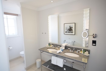 Deluxe Room, 1 Queen Bed, Bathtub