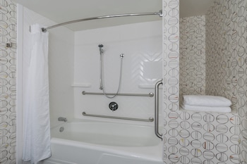 Standard Room, 1 Queen Bed, Accessible