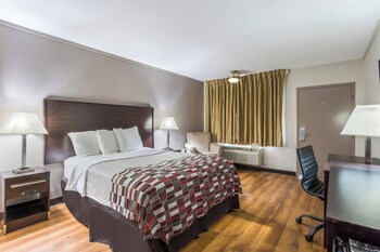 Deluxe Room, 1 Queen Bed, Accessible, Smoking