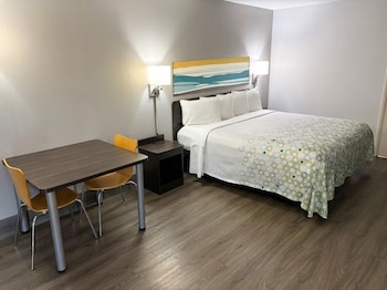 Studio, 1 King Bed, Non Smoking