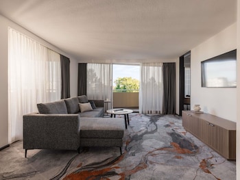 Family Suite (1 Queen Bed and 2 Single Beds)