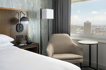 Room, 1 King Bed (Mobility/Hearing Access, Roll-In Shwr)