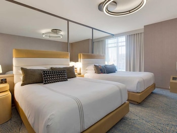 Deluxe Room, 2 Queen Beds (E1)