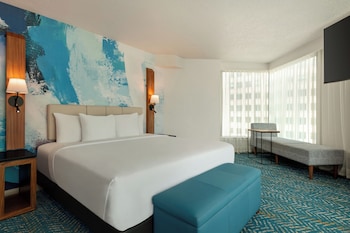 1 King Bed, 1-Bedroom, Master Suite, Riverfront, Non-Smoking