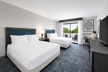 Room, 2 Queen Beds, Bathtub, Garden View
