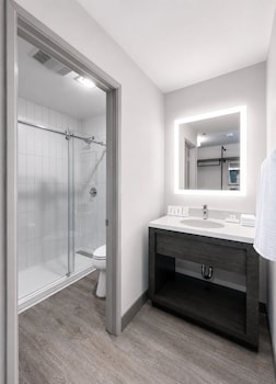 Room, 1 King Bed, Bathtub, Garden View