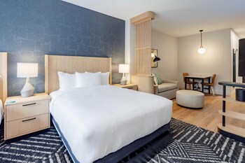 Studio Suite (2 Queen Beds & 1 Double Sofa Bed)