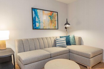 Studio Suite, 1 King Bed with Sofa bed, Accessible Bathtub