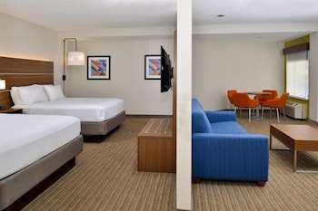 Suite, 2 Queen Beds (Living/Dining Area)