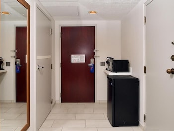 Standard Room, 1 Queen Bed, Accessible Bathtub (Mobility)