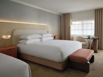 Room, 2 King Beds, Courtyard View