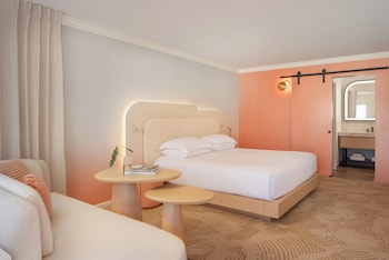 Room, 1 King Bed, Courtyard View