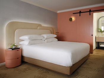 Room (Essential)