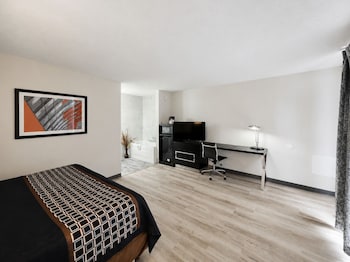 Deluxe Suite, 1 King Bed, Non Smoking, Hot Tub