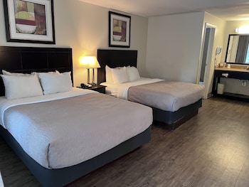 Room, 2 Queen Beds, Non Smoking, Pet Friendly